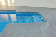 coronacion de piscina en porcelanico