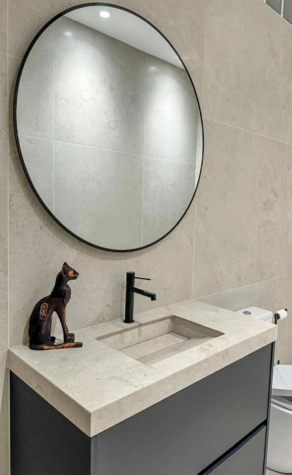 Lavabo porcelánico integrado en una encimera