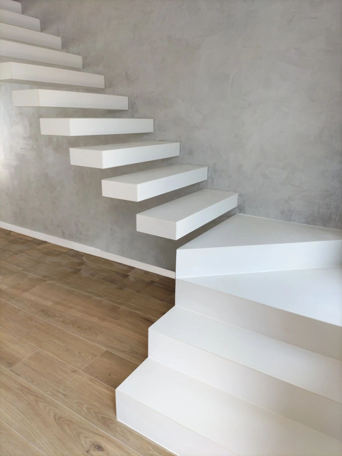 Escalera de peldaños porcelánicos blancos