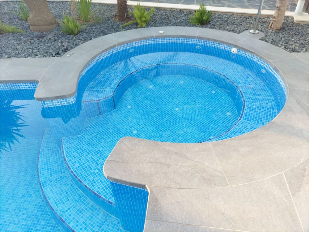 Borde porcelánico adaptado a la forma de una piscina